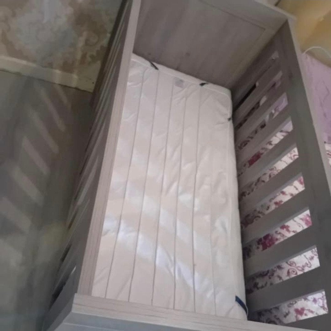 Mooi houten babybed te koop in goede staat., Nieuw, Jongetje of Meisje