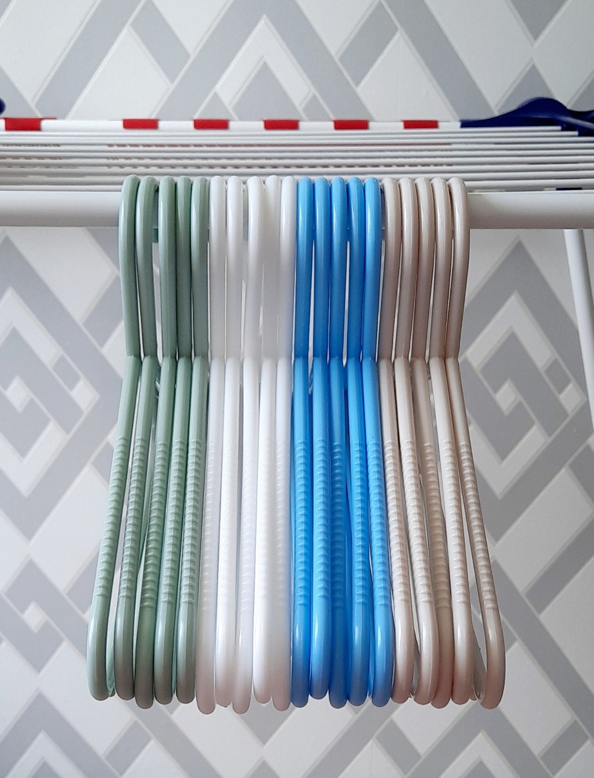 20 plastiek kinderkapstokjes, Ophalen
