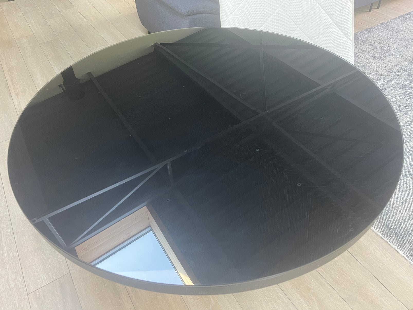 Camerich design tafel met op maat gemaakt glazen blad, Modern, klassevol, Rond, Comme neuf, 100 à 150 cm