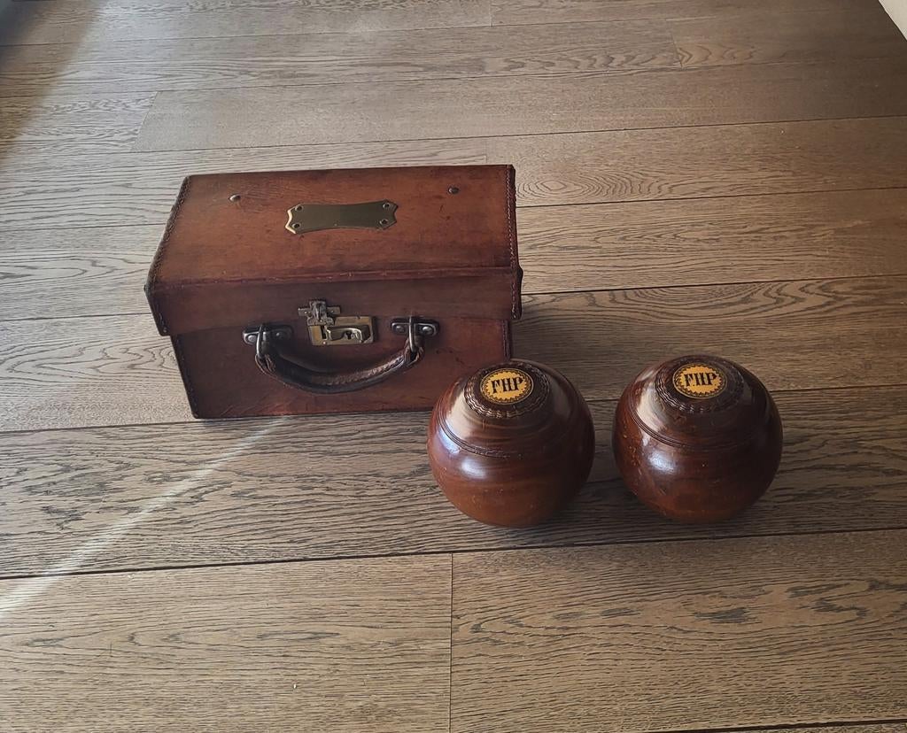 Antieke Engels koffertje in leder met bowlingballen, Ophalen