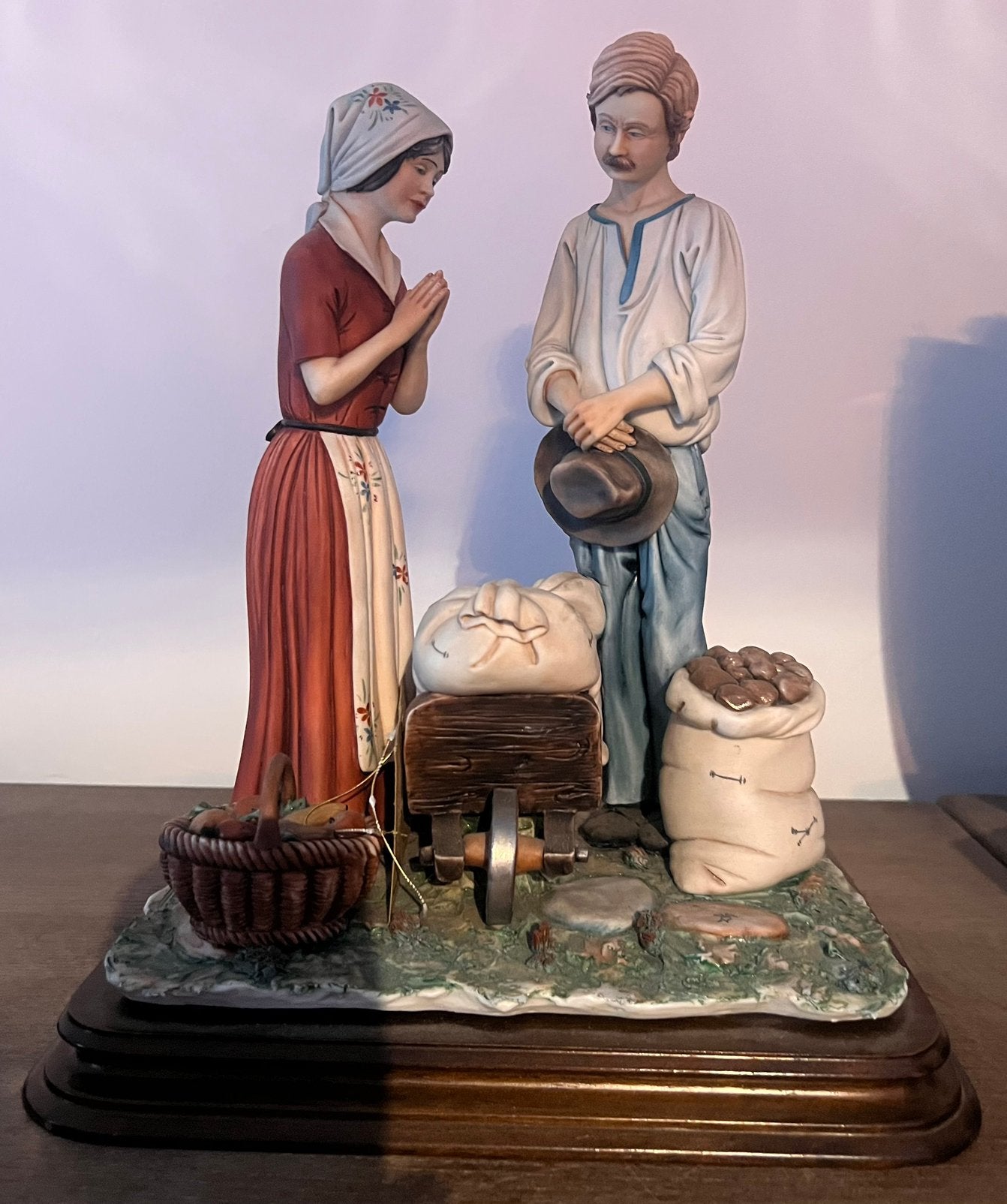 Porseleinen beeld R. Guidolin - tafeltje beschadigd, Ophalen