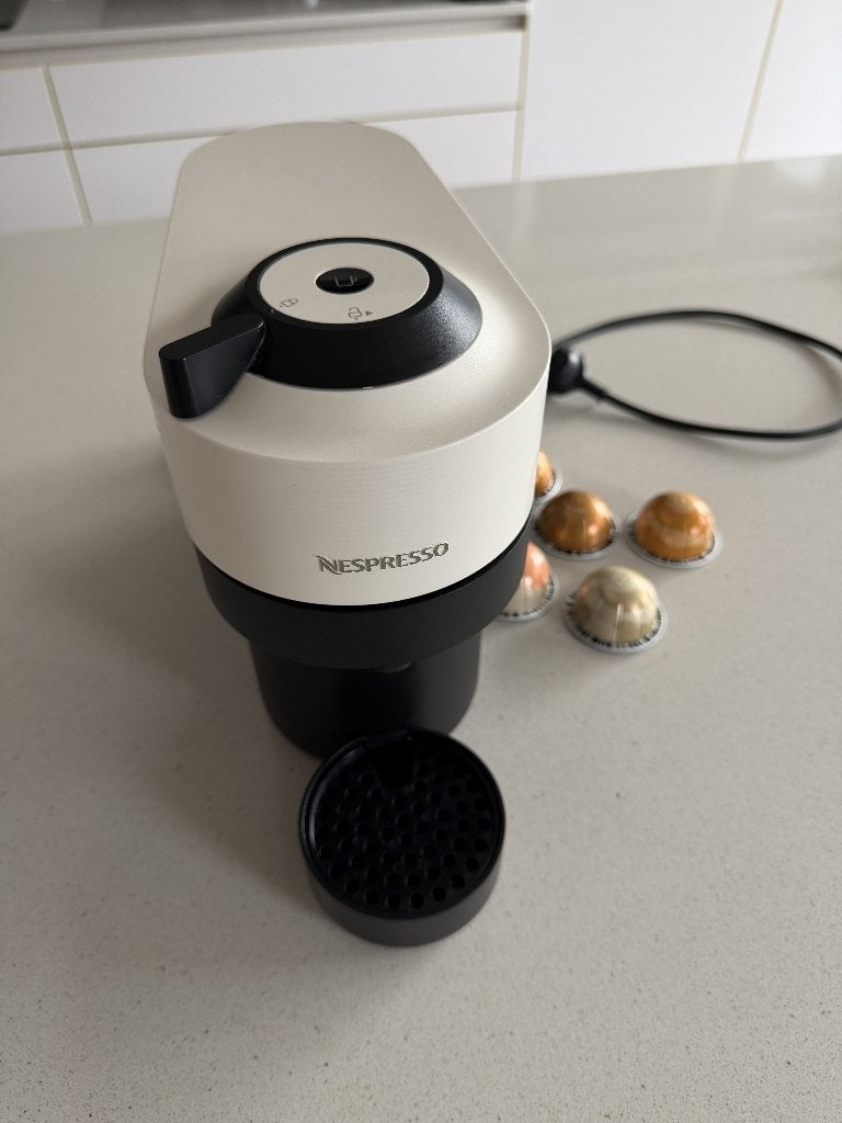 Nespresso Vertuo Pop, Elektronische apparatuur, Ophalen of Verzenden, Zo goed als nieuw, Koffiepads en cups