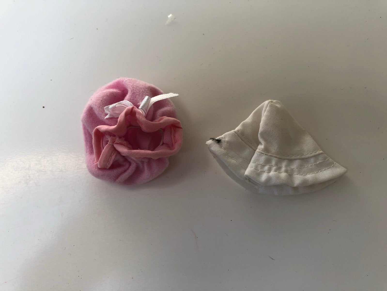 Mutsen of hoofddeksels voor barbiepop, Kinderen en Baby's, Speelgoed | Poppen, Ophalen of Verzenden, Gebruikt, Barbie