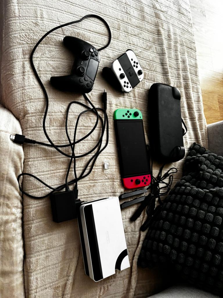 Nitendo switch oled, Games en Spelcomputers, Spelcomputers | Nintendo DS, Ophalen, Zo goed als nieuw, Roze