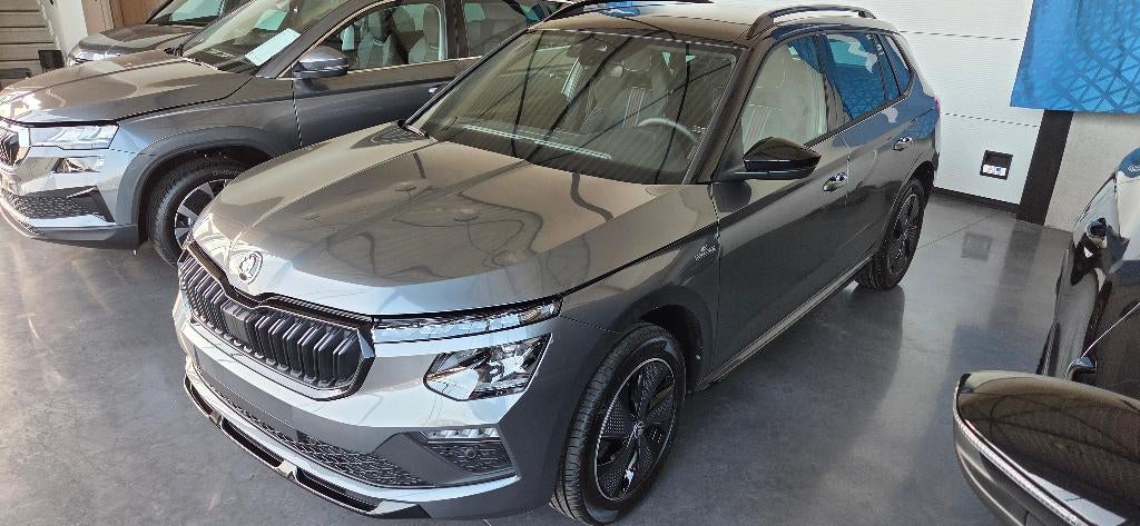 Skoda Kamiq TSI 116 DSG   Panoramisch dak MONTE CARLO*NIEUW*, Auto's, Skoda, Stof, Euro 6, 127 g/km, Bedrijf