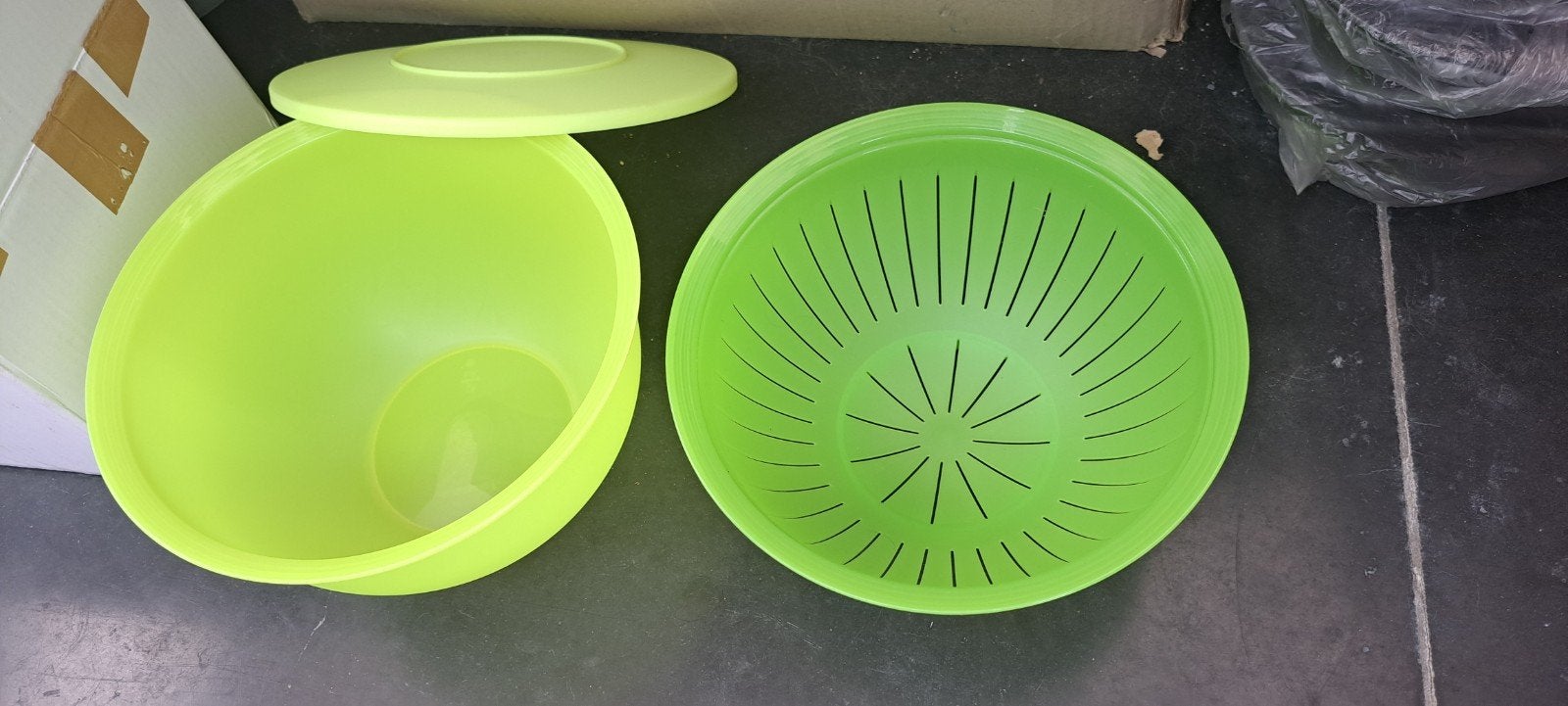 nieuwe trendy kom met vergiet van tupperware, Huis en Inrichting, Ophalen of Verzenden
