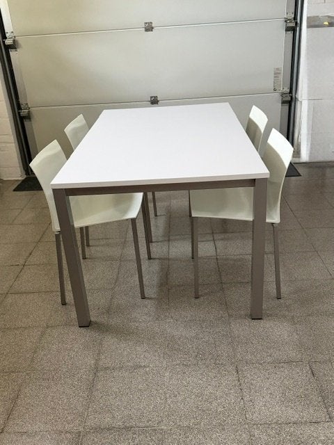 Tafel 150 x 90 cm + 4 stapelbare stoelen, Huis en Inrichting, Tafels | Eettafels, Ophalen, Kunststof, 100 tot 150 cm, 50 tot 100 cm