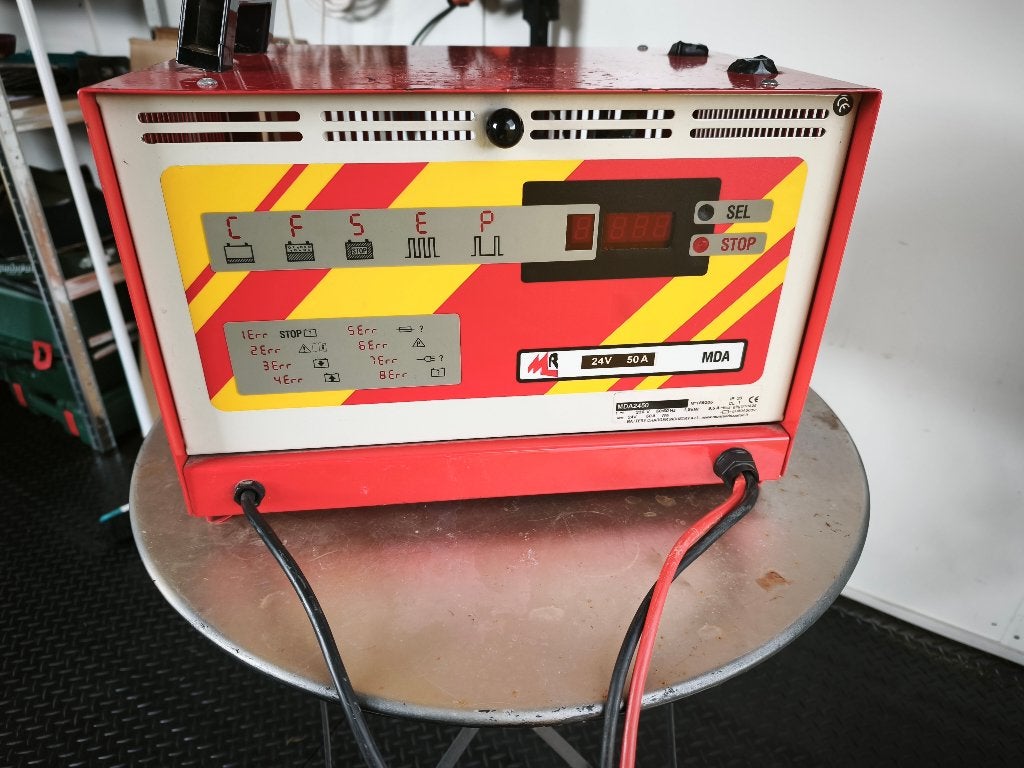 CHARGEUR DE BATTERIE INDUSTRIEL MR MDA2450 – 24 V / 50 A, Utilisé