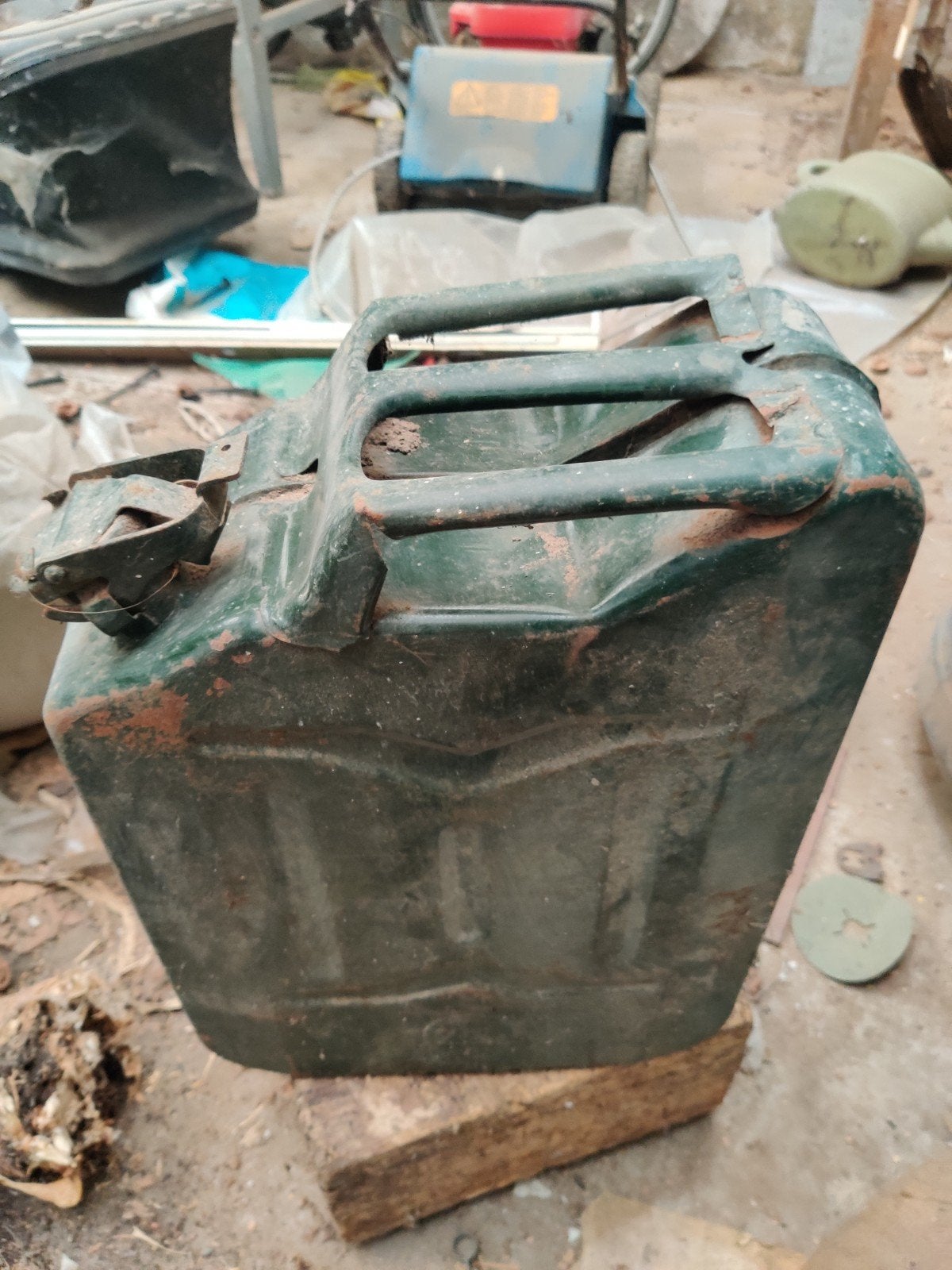 Leger jerrycan., Ophalen