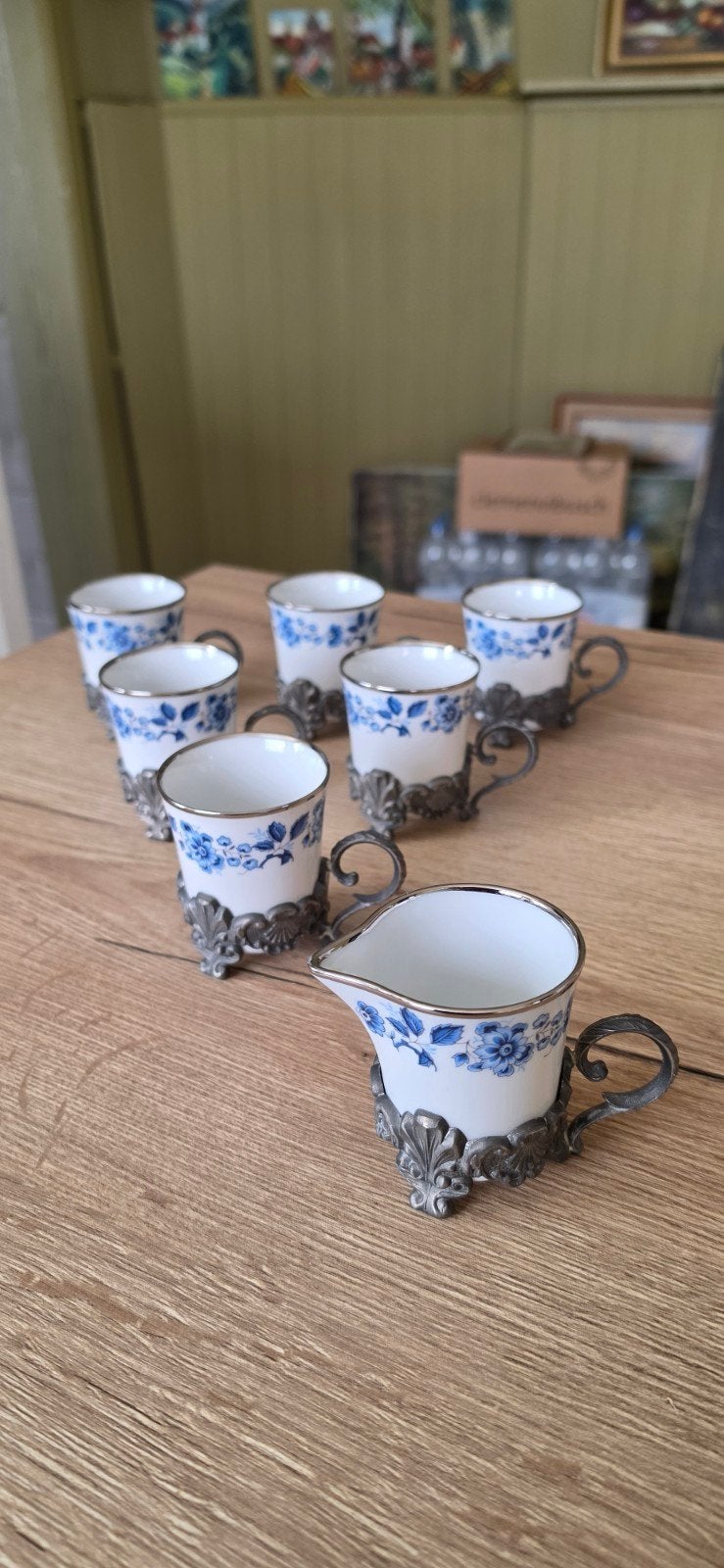 Vintage set van 6 porseleinen kopjes met bijhorend melkkan, Ophalen
