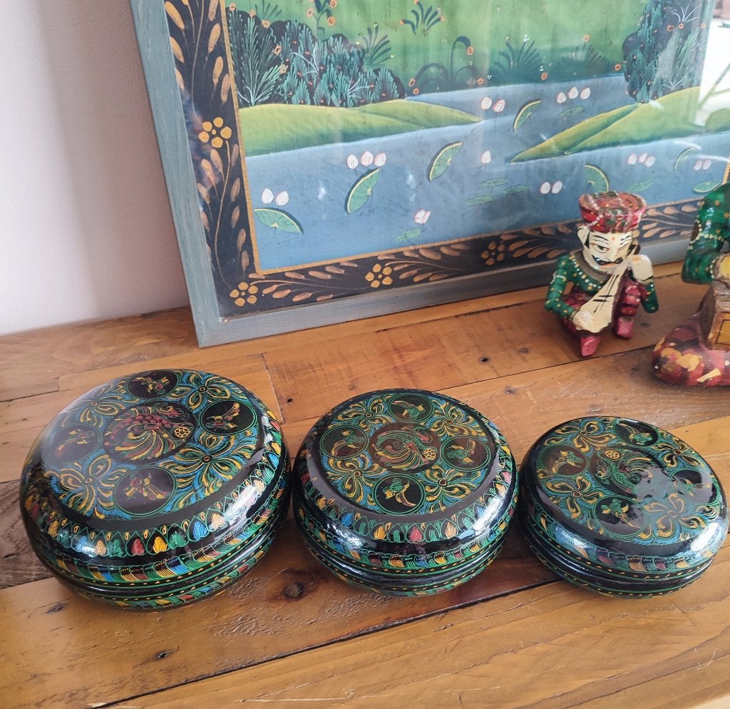 Birmanie: Lacquerware, trio de boîtes gigognes, Antiquités & Art, Art | Art non-occidental, Enlèvement ou Envoi, Autres matériaux