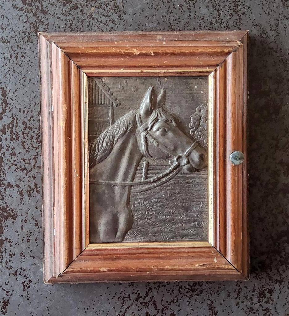 Antiek houten sleutelkastje met een metalen paardkop, Antiek en Kunst, Ophalen of Verzenden