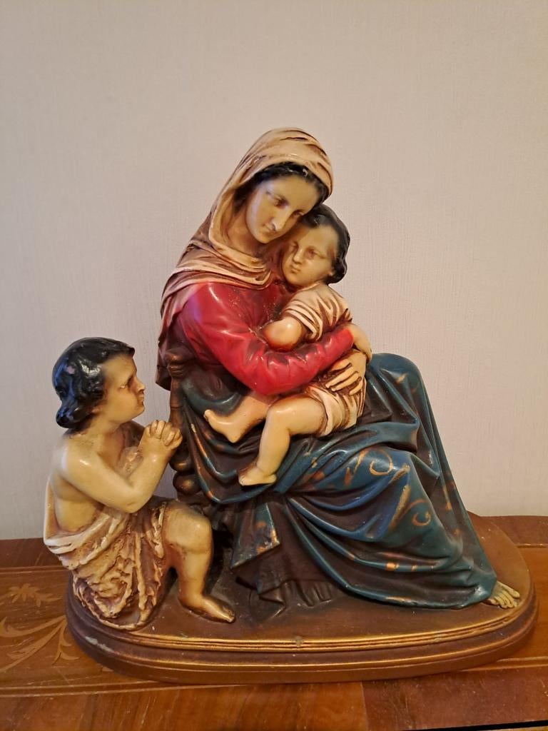 Statue en plâtre, Marie avec son enfant et sa fille Janneke, Enlèvement