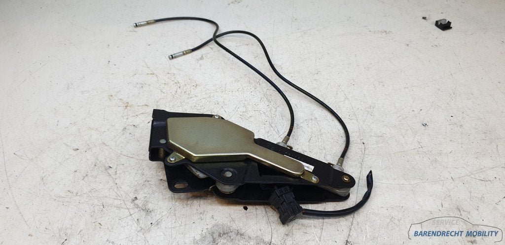 Verrou de toit d capotable CLK W208 / W124 1247500684 tuyau, Mercedes-Benz, Utilisé, Mercedesstrasse 120
70372  Stuttgart, DE