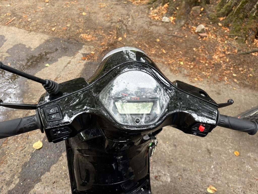 Gts toscana 50 cc b-klasse 2022, Fietsen en Brommers, Ophalen, Zo goed als nieuw