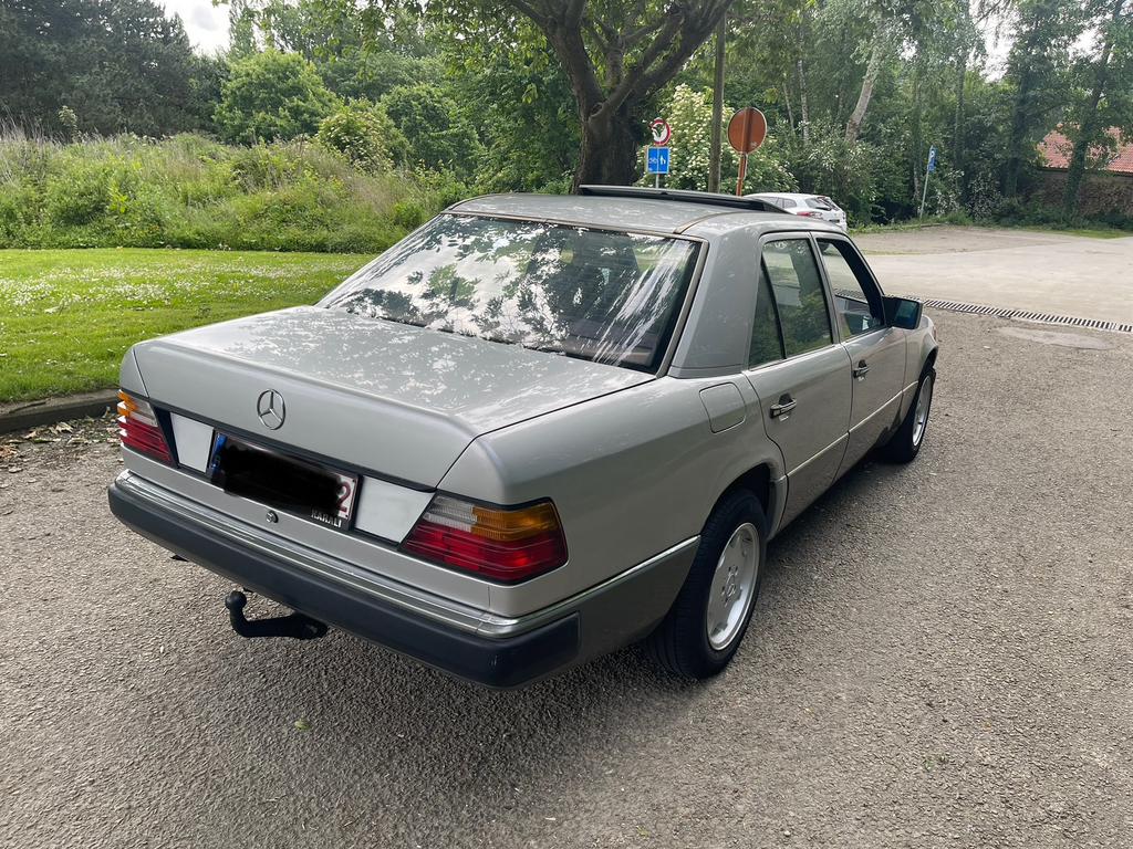 Mercedes 250d oldtimer-automaat van bouwjaar 1990, foto 7