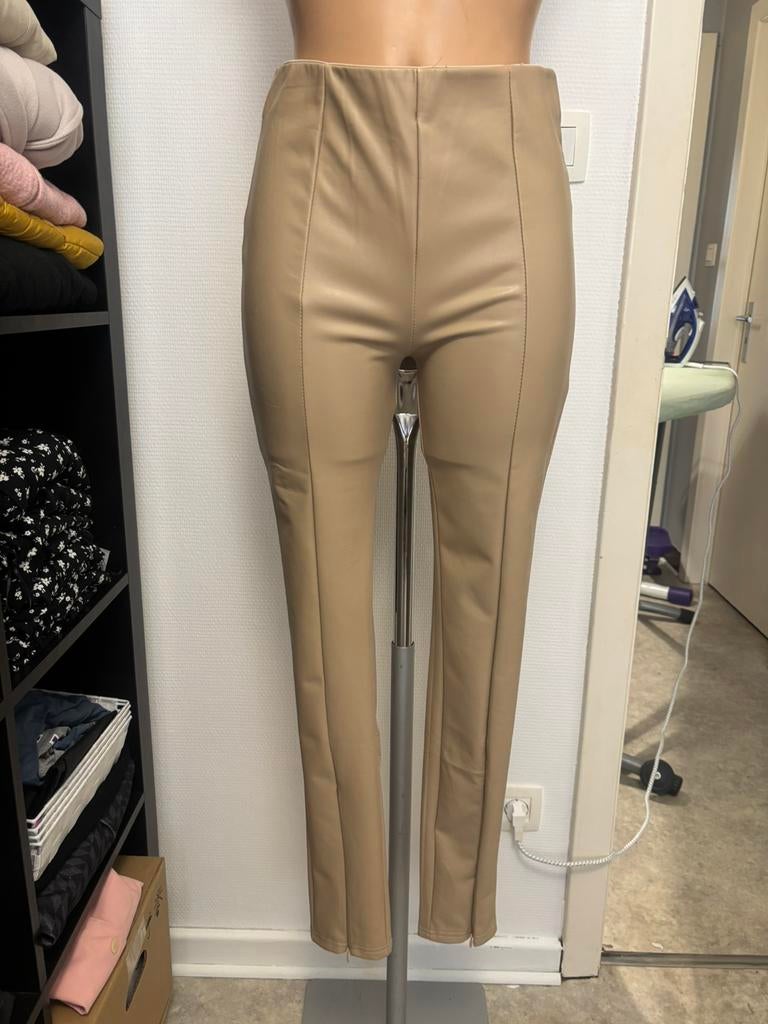 Pantalon similicuir beige neuf, Neuf, Enlèvement ou Envoi, Longs, Taille 36 (S)
