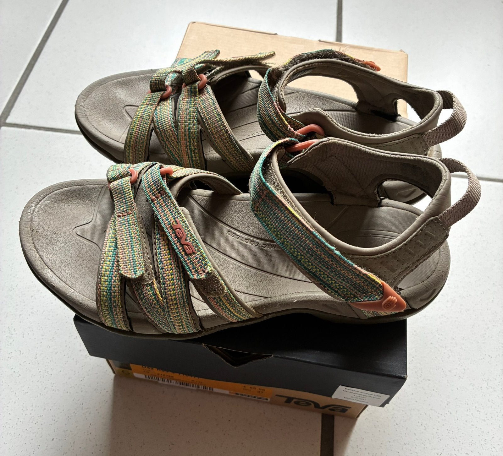 2 paar teva sandalen, Kinderen en Baby's, Ophalen, Zo goed als nieuw