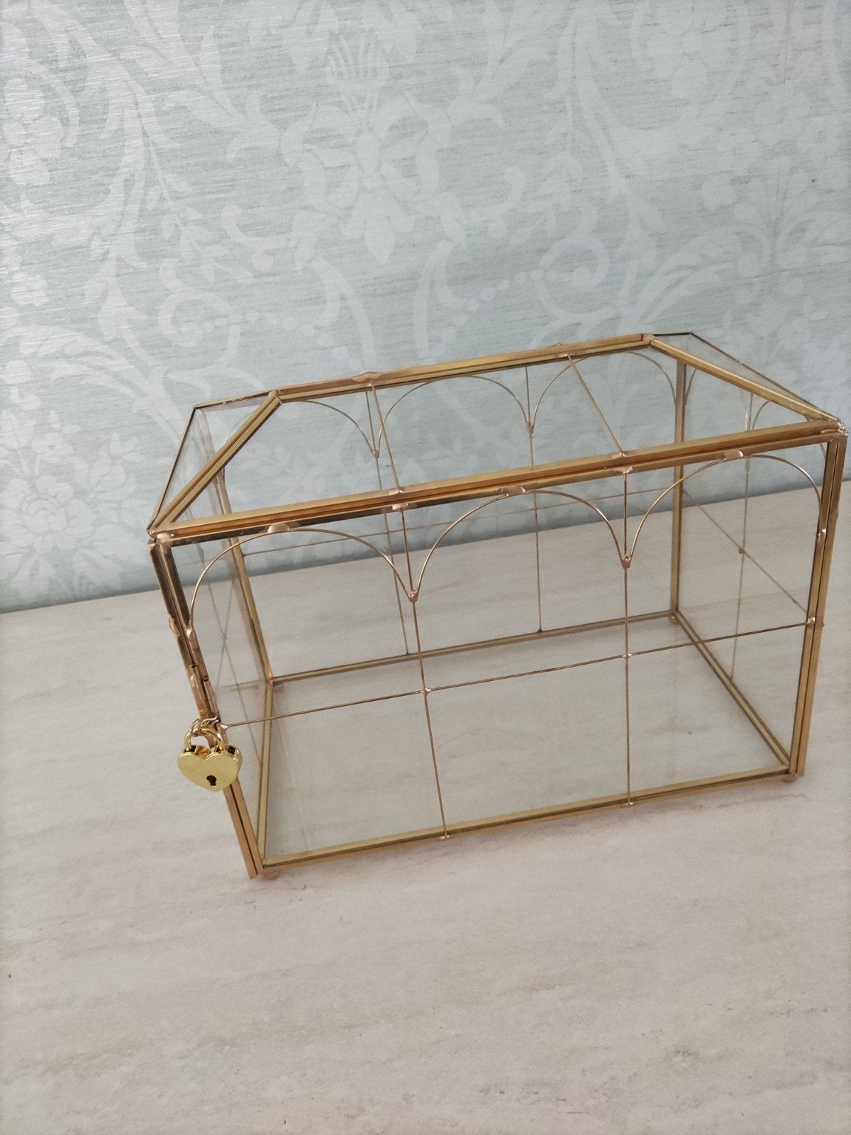 Trouw - Glazen enveloppendoos met hartjesslot, Huis en Inrichting, Woonaccessoires | Overige, Ophalen, Goud, Glas