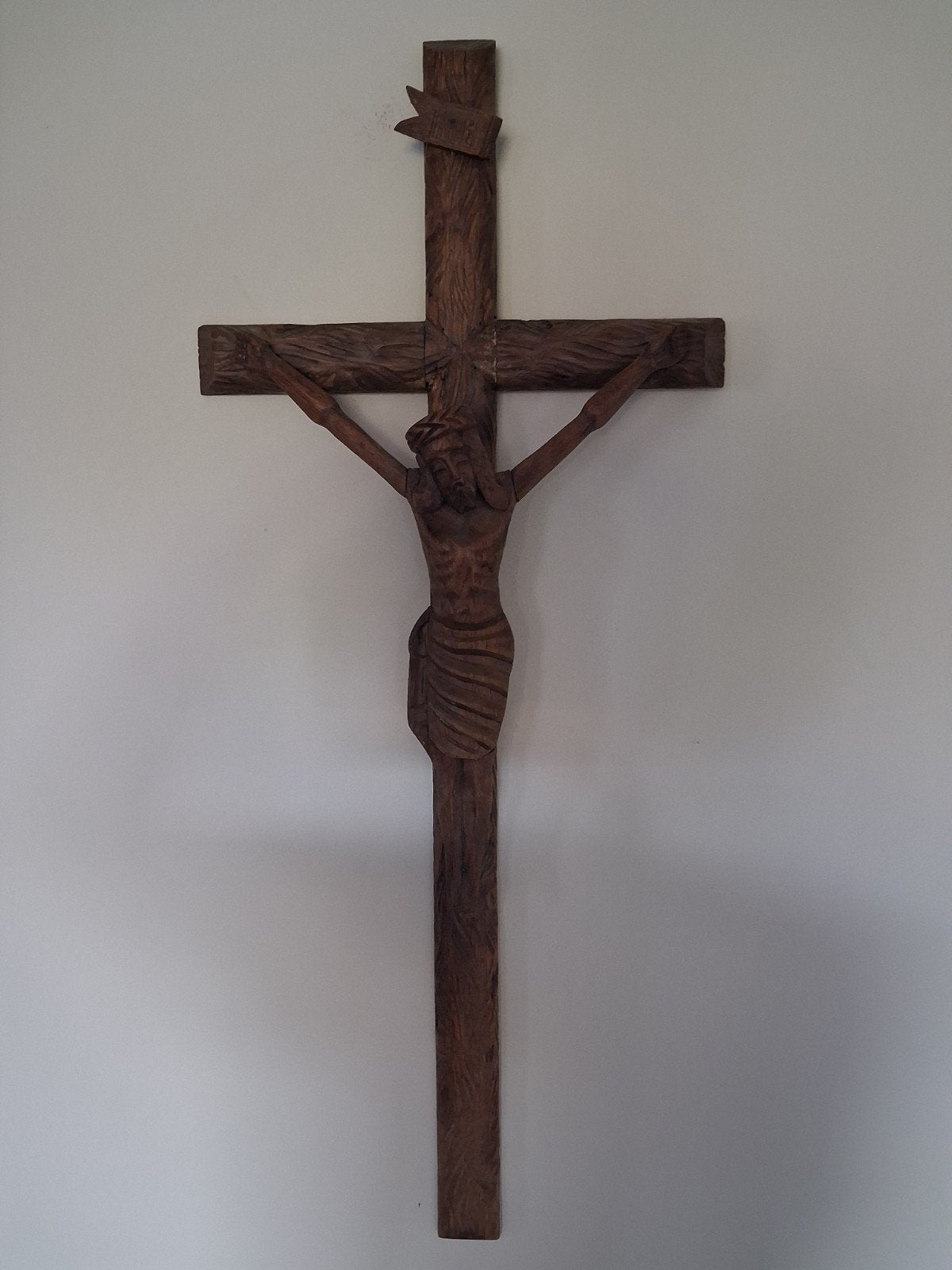 Groot kruisbeeld in houtsnijwerk., Ophalen