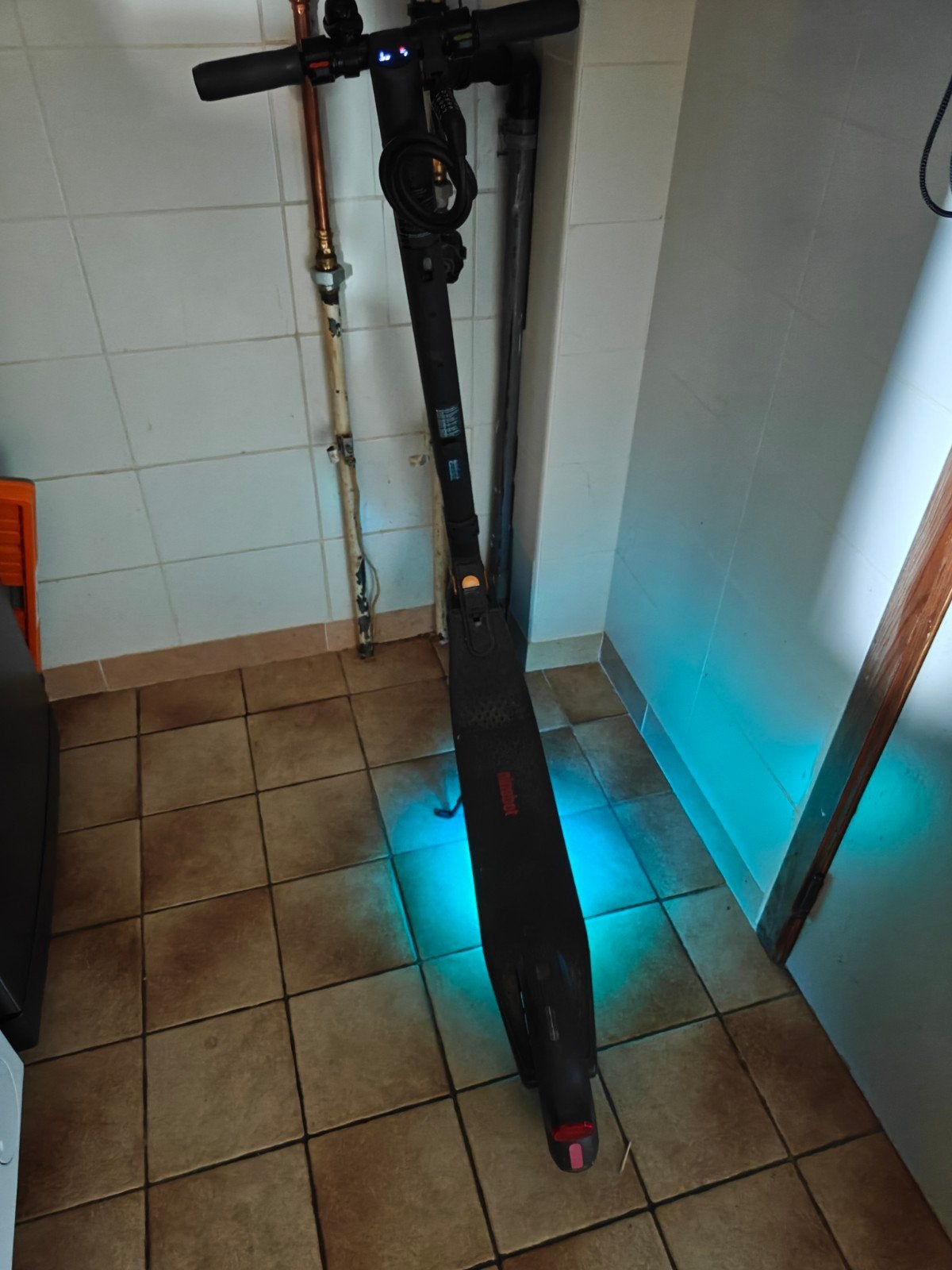 Step max 25km/uur Ninebot te koop met slot en oplader., Vélos & Vélomoteurs, Trottinettes, Comme neuf, Step électrique (E-scooter)