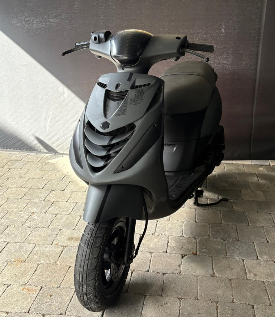 Piaggio zip — Mat Antraciet, Vélos & Vélomoteurs, Scooters | Piaggio, Zip, Comme neuf, Enlèvement, Essence