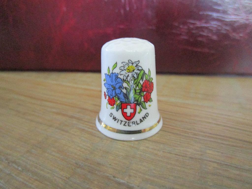 3 vingerhoedjes Zwitserland, Verzamelen, Vingerhoedjes, Ophalen of Verzenden, Nieuw, Porselein