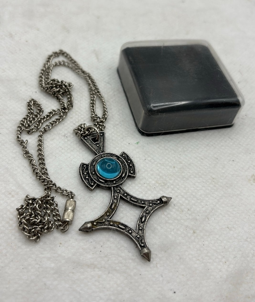 Tuareg Style Cross Pendant Necklace Turquoise Stone Amulet, Enlèvement ou Envoi, Comme neuf, Or, Or