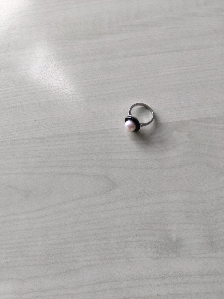 Nieuwe, zilveren ring, met zwarte boord en parel., Nieuw, Ophalen of Verzenden, 17 tot 18, Dame