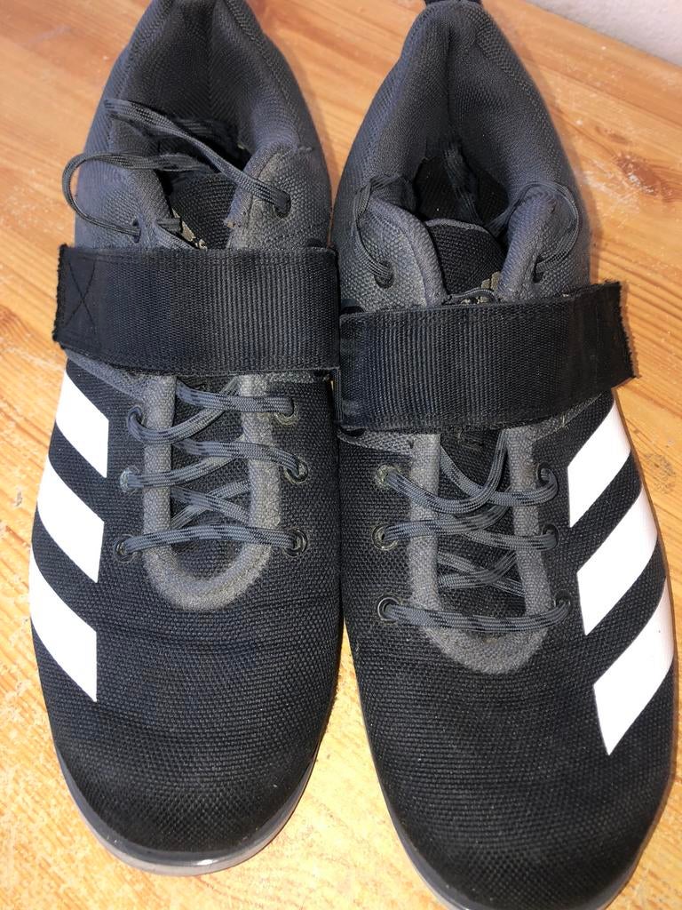 Chaussures de squat Adidas (taille 43), Sports & Fitness, Équipement de fitness, Enlèvement, Utilisé, Jambes, Tapis de fitness