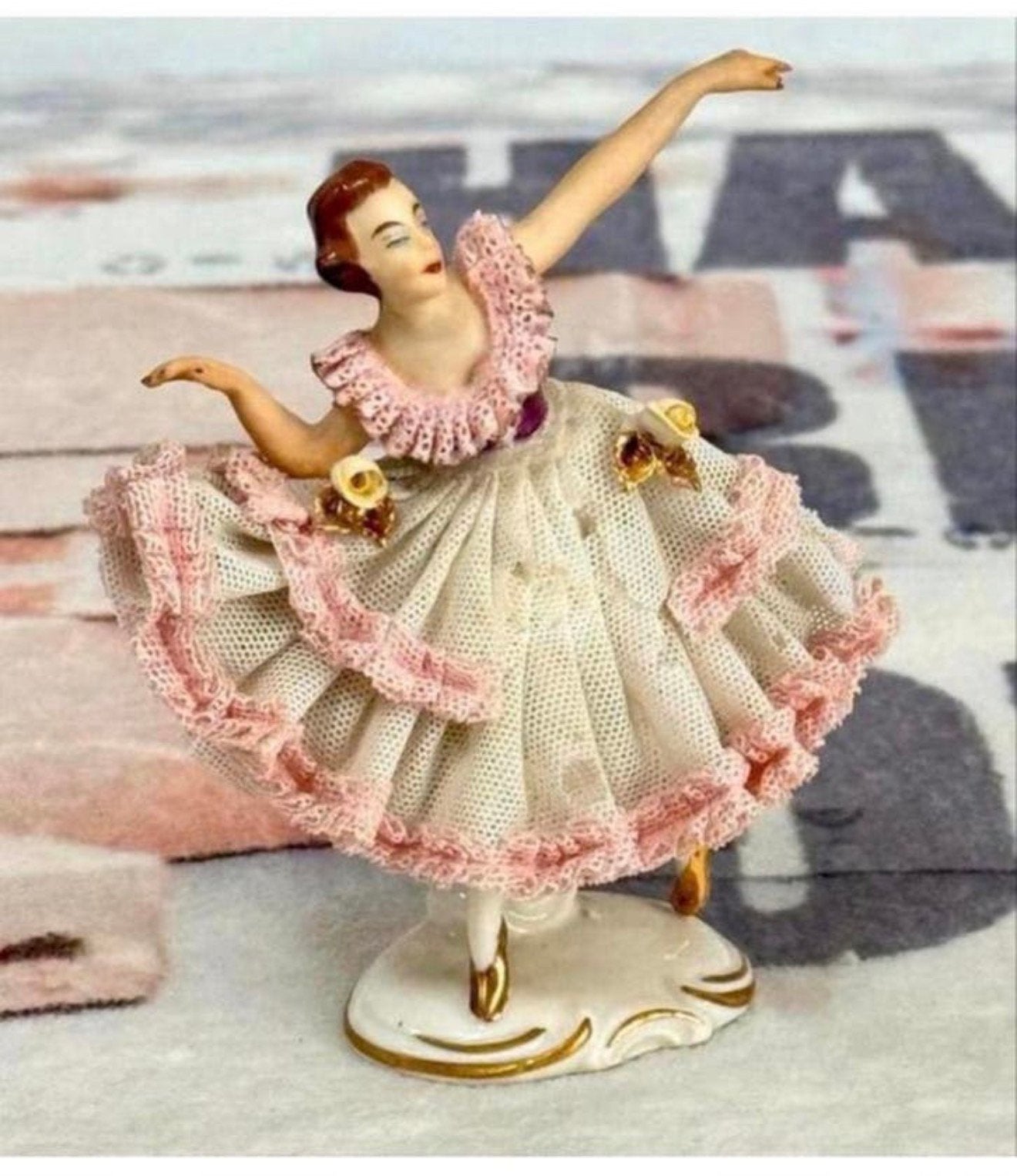 Figurine de dame vintage en porcelaine Alka Dresden dentelle, Collections, Statues & Figurines, Comme neuf, Humain, Enlèvement ou Envoi