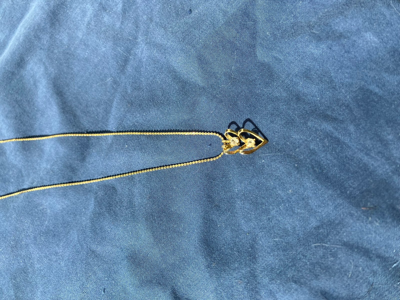 Fijne goudkleurige ketting met dubbele hartjeshanger, Ophalen of Verzenden, Zo goed als nieuw