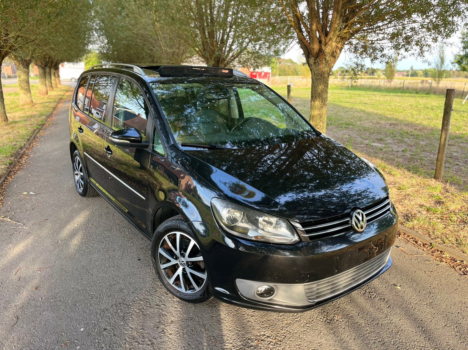 Volkswagen Touran 1.6TDi DSG en cuir État de Pano Prima !, Autos, Volkswagen, Cuir, Achat, Feux de virage, Noir