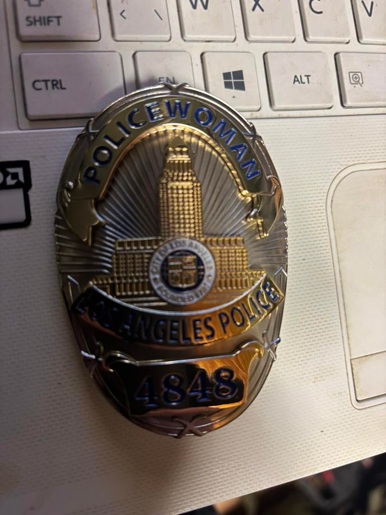 Badge van de politievrouw van de LAPD, Verzamelen, Speldjes, Pins en Buttons, Zo goed als nieuw, Ophalen of Verzenden