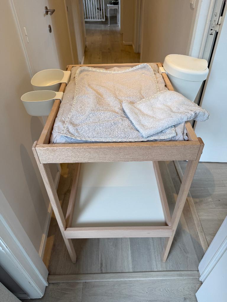 Table à langer + matelas et rangements, Enfants & Bébés, Comme neuf, 70 cm ou plus, Moins de 75 cm, Enlèvement
