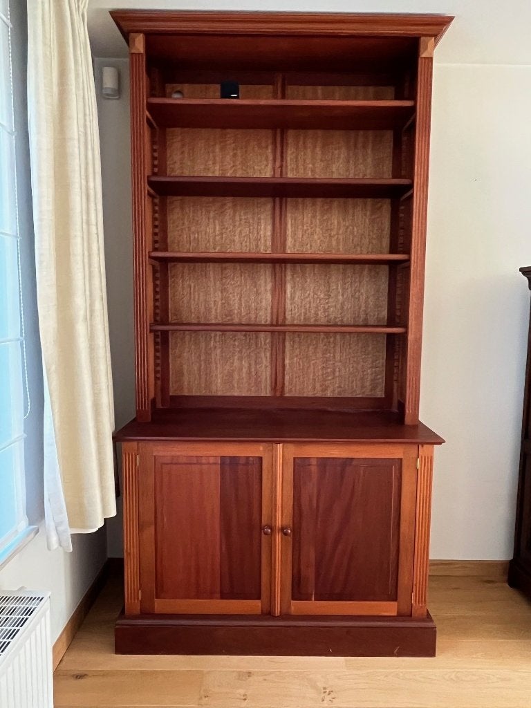 bibliotheekkast in massief hout (mahonie), Huis en Inrichting, Kasten | Boekenkasten, Ophalen
