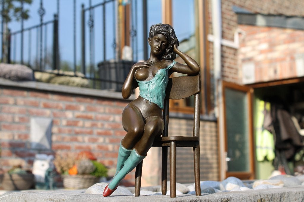 Naakte vrouw op een bronzen stoel, gesigneerd MILO, Ophalen of Verzenden, Brons