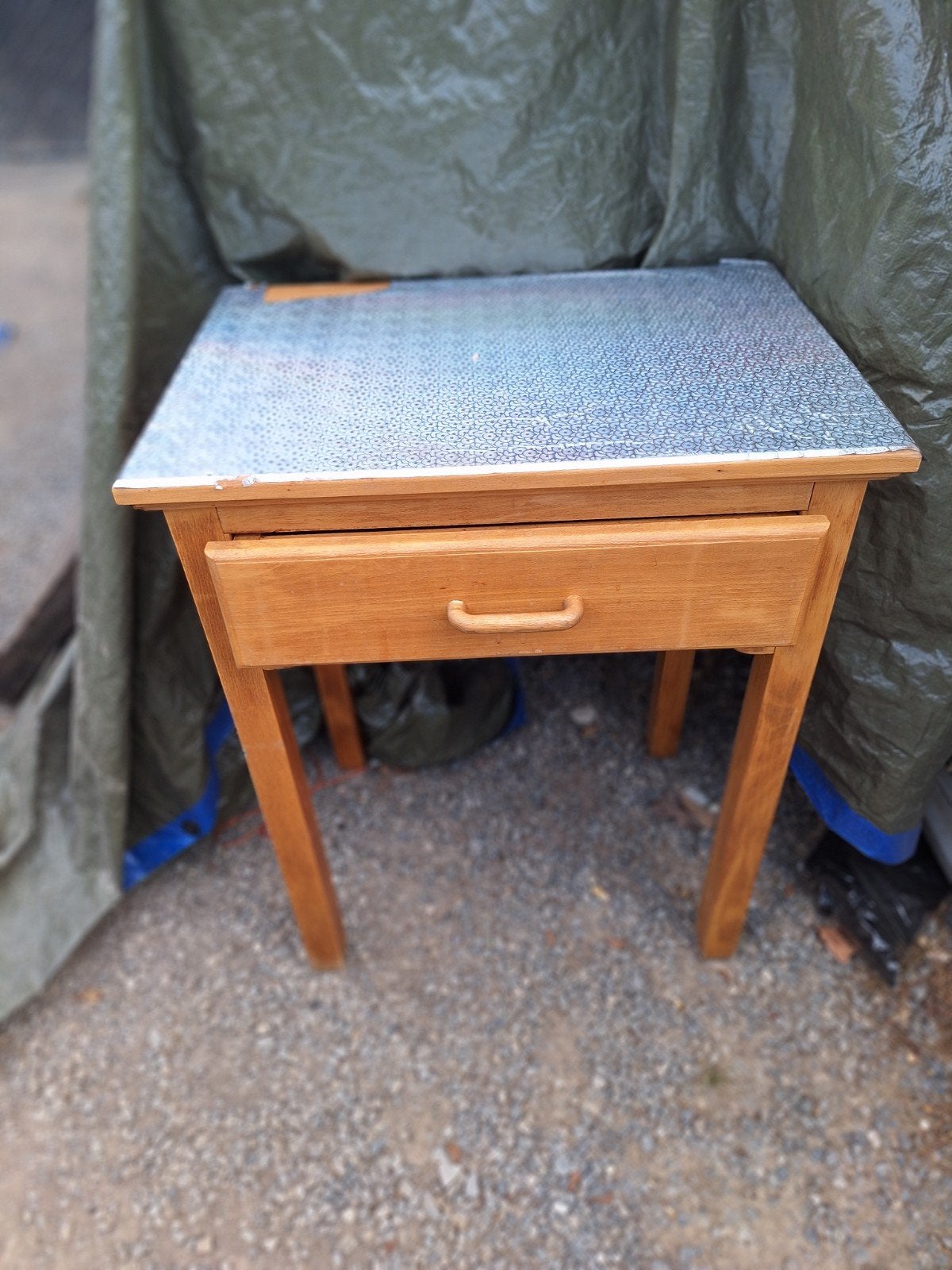 kleine eikenhouten tafel met lade, Ophalen