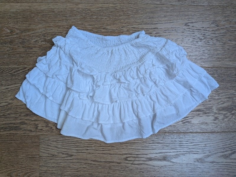 femme - jupe Bershka - taille M, Vêtements | Femmes, Jupes, Enlèvement, Porté, Blanc