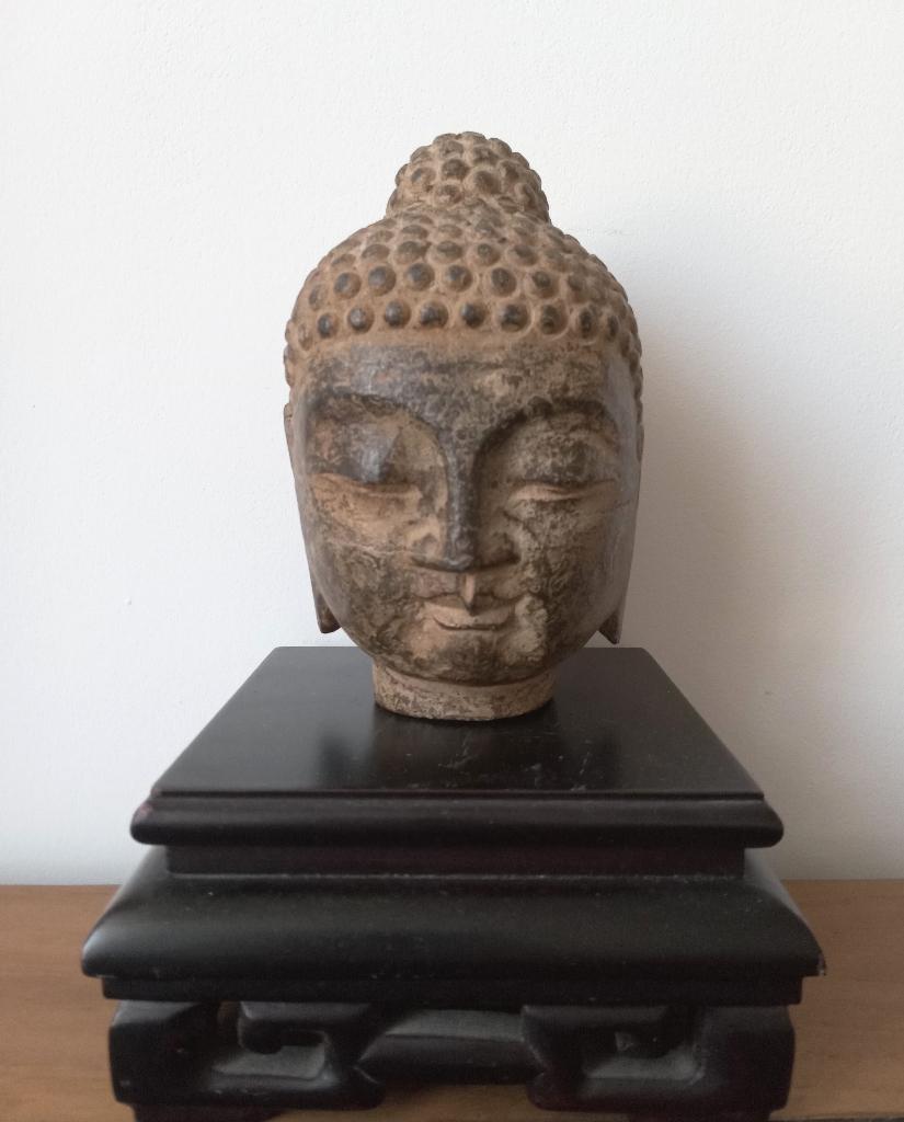 Jolie tête de Bouddha en pierre, Envoi