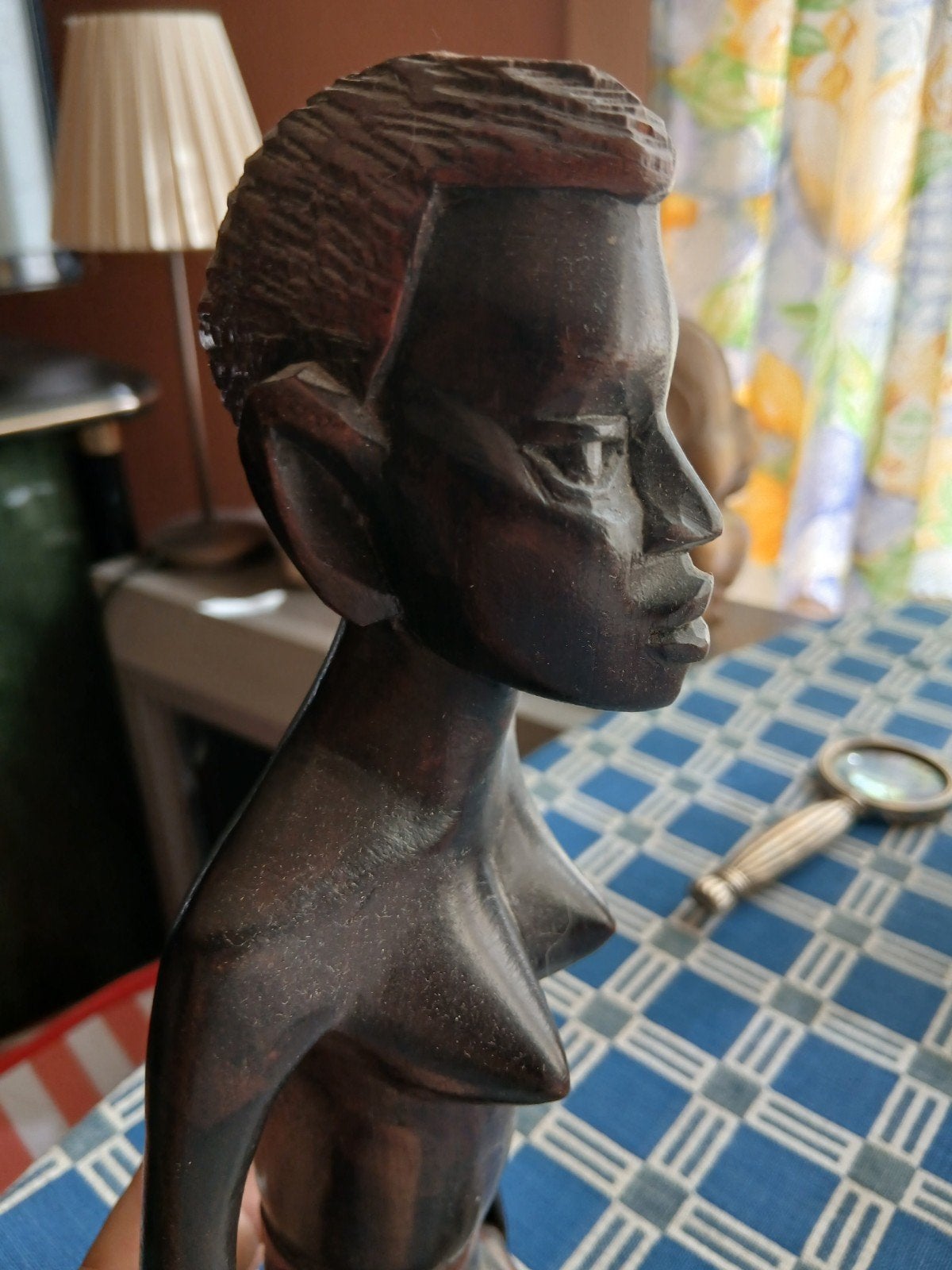 Afrikaanse tribola ebbenhout, Enlèvement, Femme
