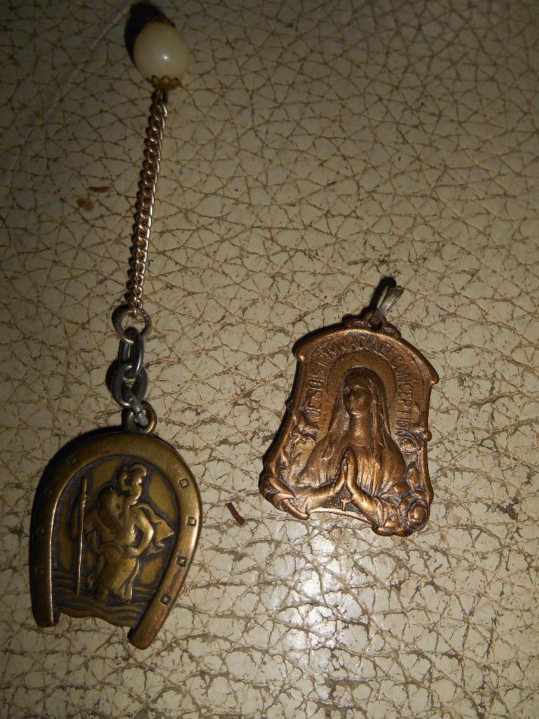 Lot de 2 Médaillons Ste Vierge Lourdes/ St Christophe en mét, Enlèvement ou Envoi