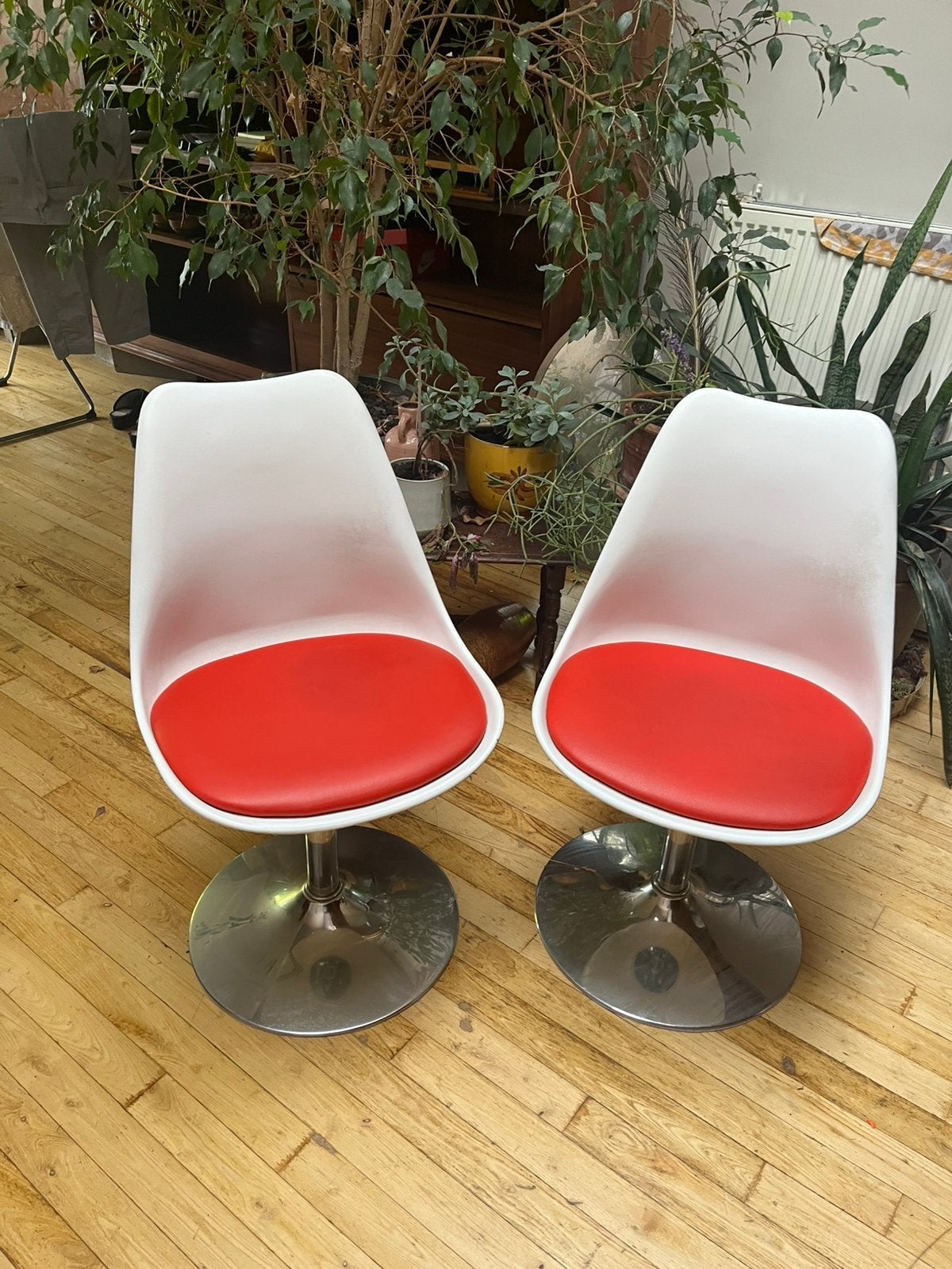 Twee vintage draaistoelen – wit met rood, Ophalen, Gebruikt, Twee, Retro