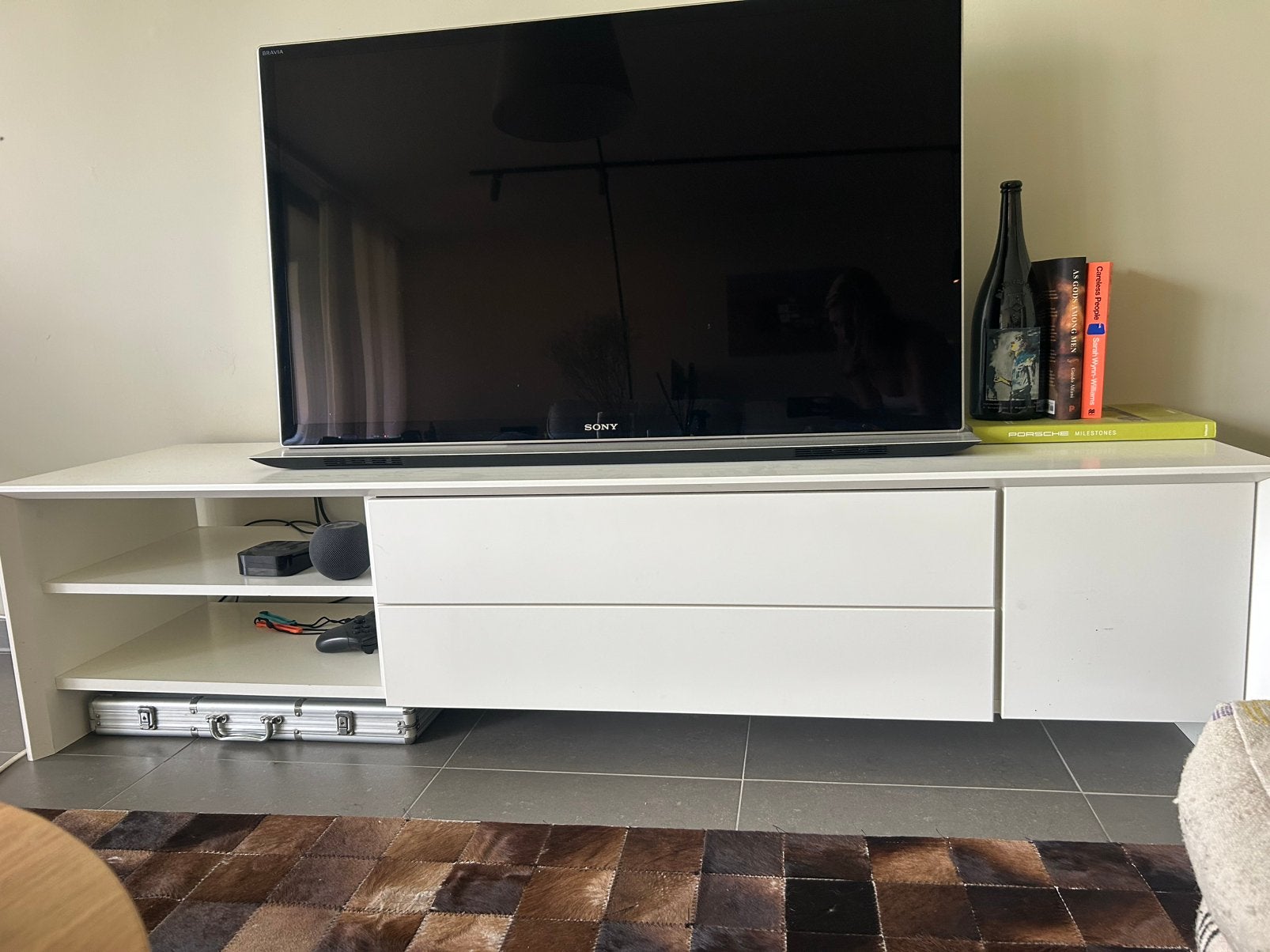 Modern wit tv-meubel – 180 x 47 x 45 cm, Huis en Inrichting, Kasten |Televisiemeubels, Ophalen, 150 tot 200 cm, Zo goed als nieuw