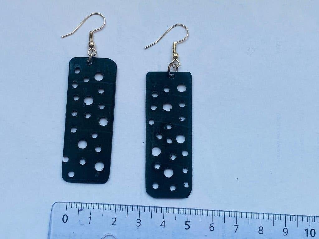 Oorbellen van kunststof, Handtassen en Accessoires, Oorbellen, Overige materialen, Hangers, Zwart, Ophalen of Verzenden