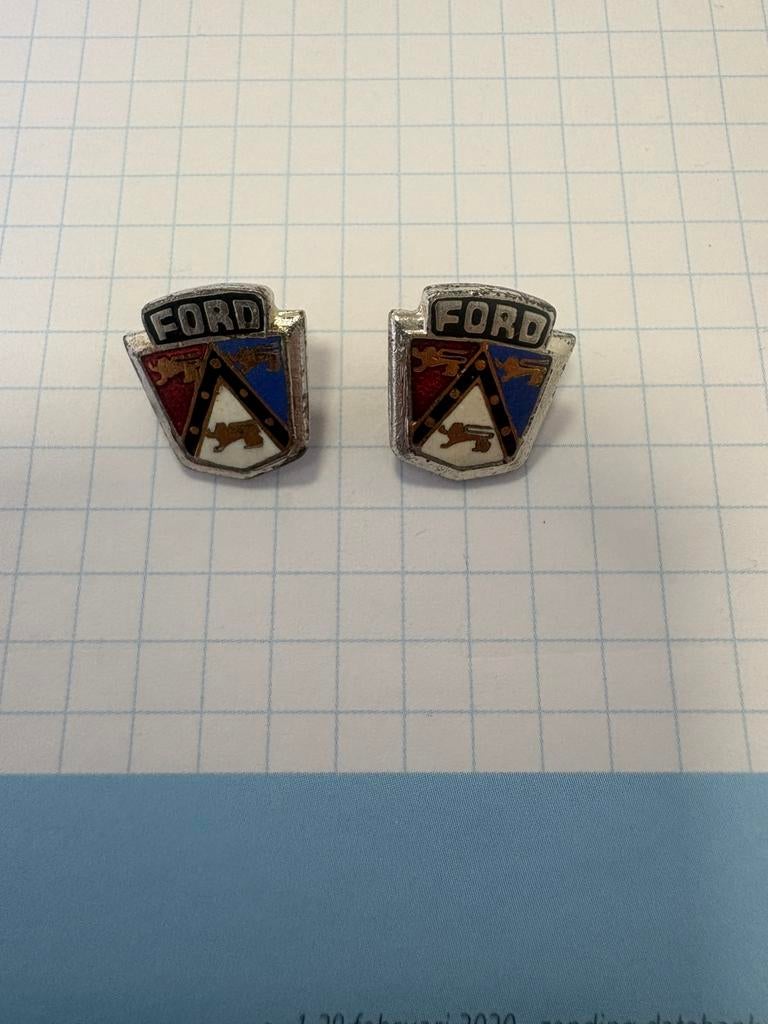 Vintage Ford pin( 2 stuks) 1956, Verzamelen, Speldjes, Pins en Buttons, Ophalen of Verzenden, Zo goed als nieuw