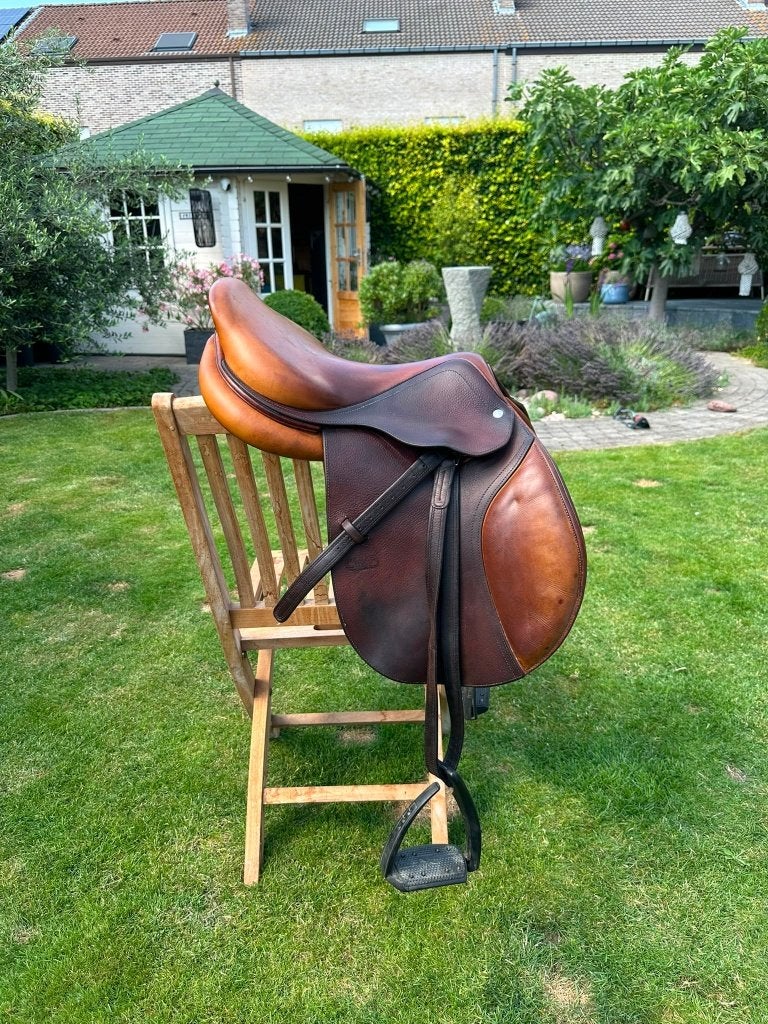 Selle de saut CWD, Animaux & Accessoires, Chevaux & Poneys | Selles, Utilisé, Obstacle, CWD, M (17 pouces), Siège semi-creux, Étriers inclus