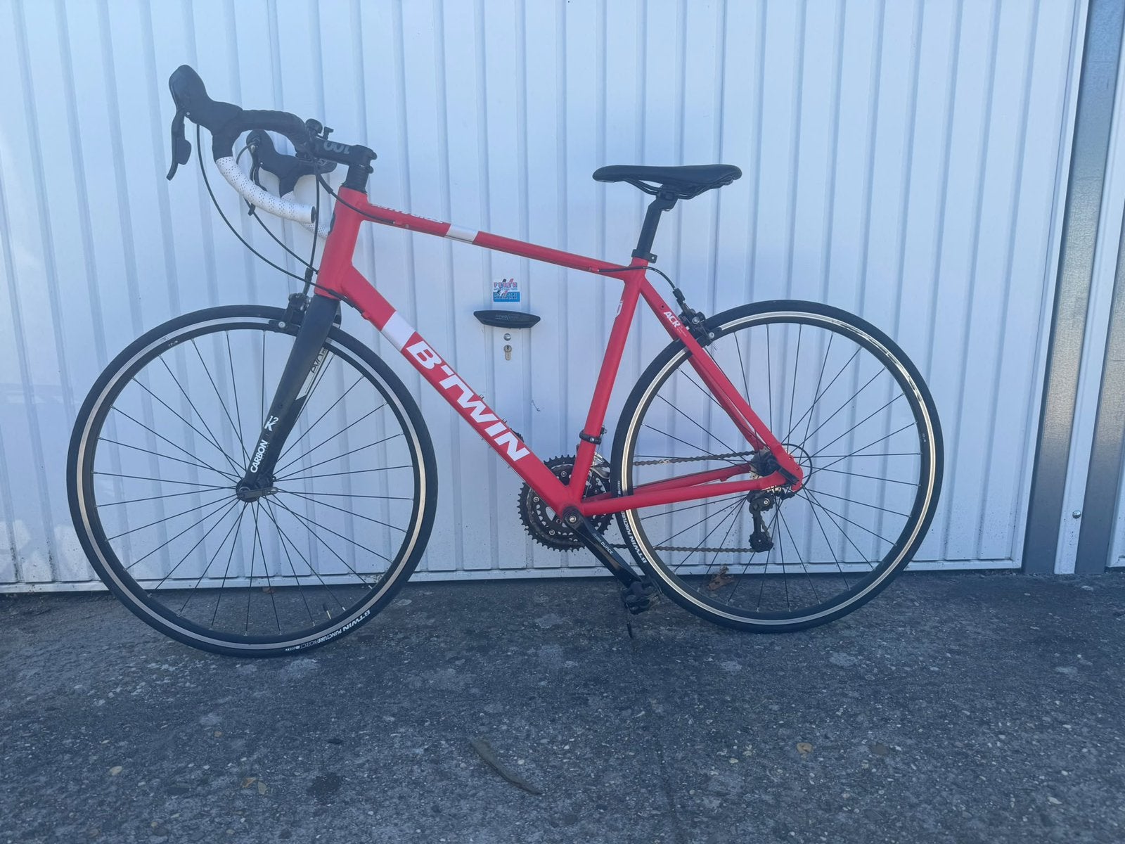 NIEUWE BTWIN KOERSFIETS TE KOOP MET CARBON, Fietsen en Brommers, Ophalen, Zo goed als nieuw