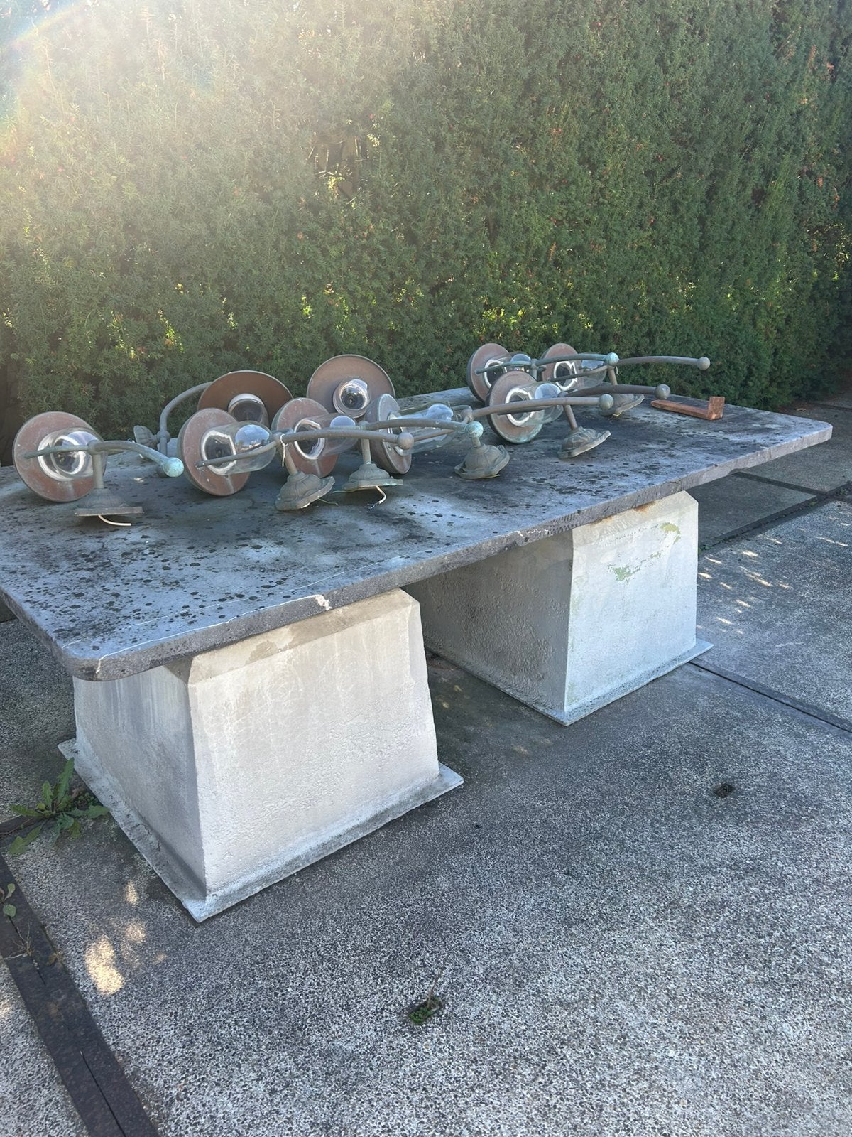 Tafel te koop met blad uit blauwsteen, ook de lampen te koop, Tuin en Terras, Ophalen of Verzenden, Zo goed als nieuw