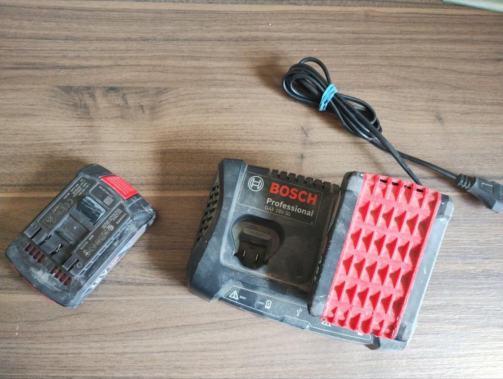 BOSCH snellader GAX 18V-30+ 2 accu 18V 2Ah, Doe-het-zelf en Bouw, Ophalen of Verzenden, Zo goed als nieuw